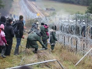 Polonya, Belarus sınırına duvar örmeye başladı