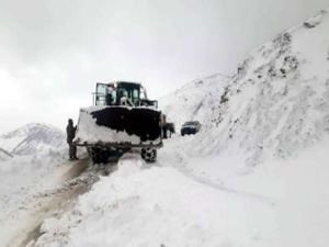 Karda mahsur kalan öğretmenler kurtarıldı