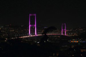 Boğaziçi köprüsü pembe renge büründü