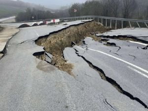 Düzce- Sakarya yolu çökme nedeniyle ulaşıma kapandı