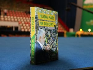 HÜDA PAR'ın 2'inci Olağan Büyük Kongresi'nde delegelere kitap hediye edildi