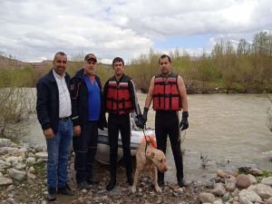 Batman’da çayda mahsur kalan köpek kurtarıldı