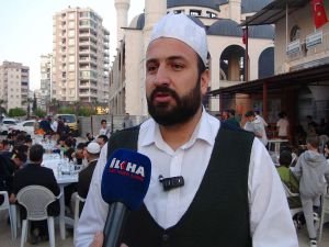 Adana’da cami imamından örnek davranış: Teravihe gelen çocuklara iftar