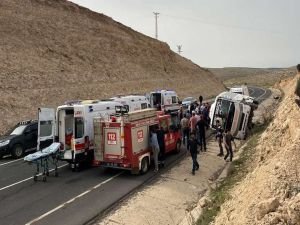 Yolcu midibüsü şarampole devrildi: 3 ölü, 4 yaralı