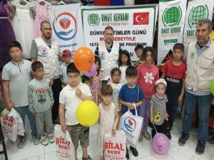 Umut Kervanı Vakfı ile Yetimler Vakfı Hatay’da ihtiyaç sahibi çocukları sevindirdi