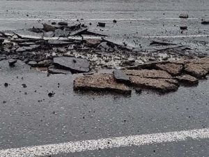 Bingöl-Erzurum karayoluna yıldırım düşmesi sonucu yolda yarılmalar meydana geldi