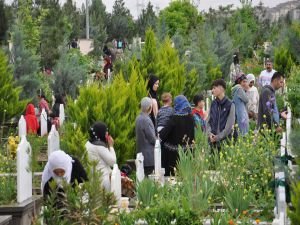 Yağmura rağmen arife gününde halk mezarlıklara akın etti