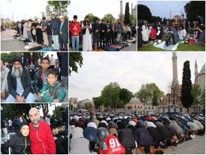 Ayasofya'da on binlerce kişi bayram namazı için saf tuttu