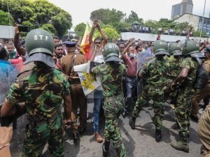 Sri Lanka'da orduya protestoculara ateş emri verildi