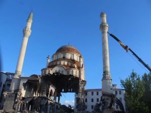 Bingöl'de bir cami riskli olduğu gerekçesiyle yıkıldı