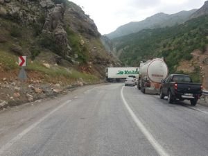 Kazada TIR karayolunu kapattı