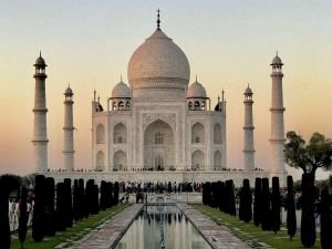 Tac Mahal'de namaz kılan Müslümanlar gözaltına alındı