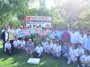 Şehid Furkan Doğan kabri başında dualarla anılmaya devam ediyor