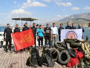 Çevre Günü'nde Van Gölü'nde dip temizliği yapıldı