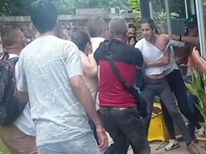 Venezuela’da muhalefet karşıtları Guaido'yu darp etti