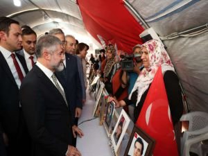 Bakan Nebati Diyarbakır'da evlat nöbetindeki aileleri ziyaret etti