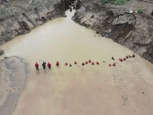 Selde kaybolan 2 kişinin arama çalışmaları devam ediyor