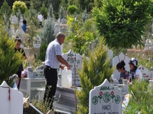 Halk arife gününde mezarlıkların yolunu tuttu