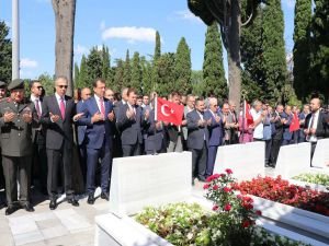 15 Temmuz şehitleri kabirleri başında dualarla anıldı