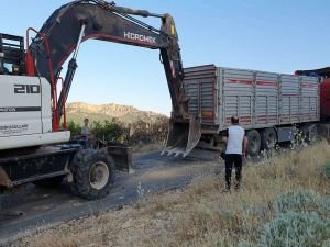 Buğday yüklü tır topraklı yoldan çıkamayınca yardımına kepçe yetişti