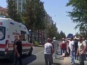 Yaralı sürücüye yoldan geçen ambulansın müdahale etmemesi tepkilere yol açtı