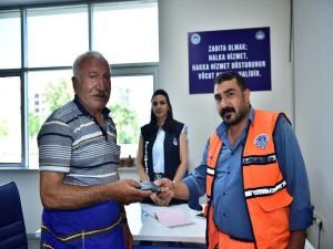 Temizlik görevlisinden örnek davranış: Yerde bulduğu para ve kredi kartlarını sahibine teslim etti