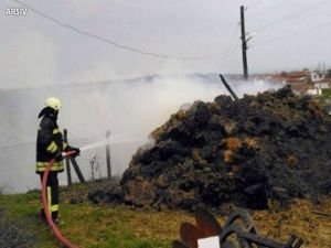 Tekirdağ'da saman balyalarının bulunduğu tarlada yangın