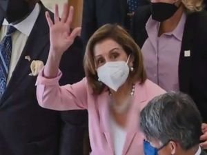 Pelosi'nin uçağı Tayvan'a iniş yaptı