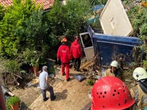 Yağış nedeniyle istinat duvarı çöktü: 1 kişi mahsur kaldı