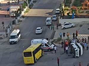 Halk otobüsü ile işçi servisi çarpıştı: 2 yaralı