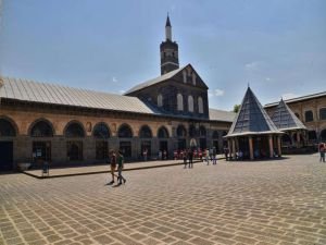 Ulu Camii'nin uygunsuz kıyafetlerle ziyaret edilmesine tepki: Yetkililer hemen harekete geçmeli