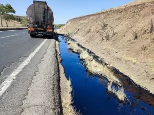 ​Zift yüklü tanker delindi yol kenarı kapkara oldu