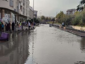 Esenyurt'ta dolu etkili oldu, dere yine taştı