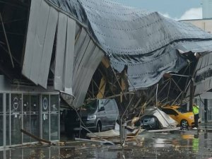 Bursa'da otobüs terminaline yıldırım düştü! Çatı çöktü...