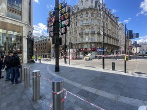 Londra'da 2 polis bıçaklandı