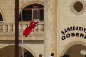 Türk bayrağı indirilince olaylar çıktı! Polis müdahale etti