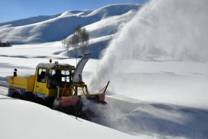 Etkili olan kar yağışı 100 köy yolunu ulaşıma kapadı