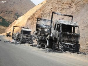 PKK'lılar 12 aracı ateşe verdi