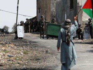 Siyonist işgal rejimi El-Celezun Mülteci Kampı'na saldırdı