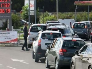 Fransa'da rafineri grevi nedeniyle benzin istasyonlarında uzun kuyruklar oluştu