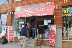 Rahmet Eli'nden ihtiyaç sahibi aileler yararına kermes