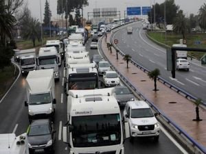 İspanya’da kamyoncular kayıplarının karşılanması talebiyle grevde