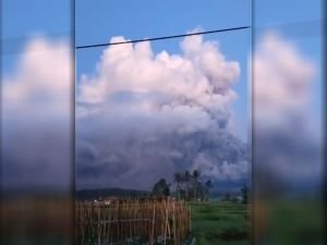 Semeru Yanardağı 4 yıl sonra aynı gün yine patladı: Tsunami riski var