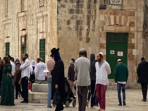 Siyonist işgalciler Mescid-i Aksa'ya baskın düzenledi