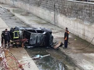 Su kanalına düşen otomobil alev aldı: 3 yaralı