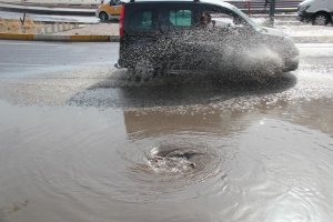 Diyarbakır'da sağanak yağış hayatı olumsuz etkiledi