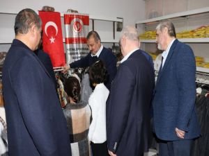 Malatya’da yüzlerce yetim çocuğa kışlık mont yardımı