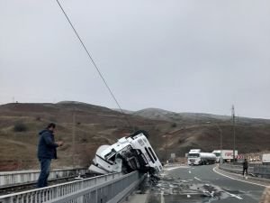 Yakıt yüklü kamyon köprüde ters döndü facianın eşiğinden dönüldü