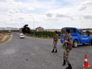 Vali Yerlikaya roketlerin düştüğü araziyi inceledi