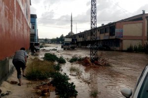 Aniden bastıran dolu ve yağmur hayatı olumsuz etkiledi
